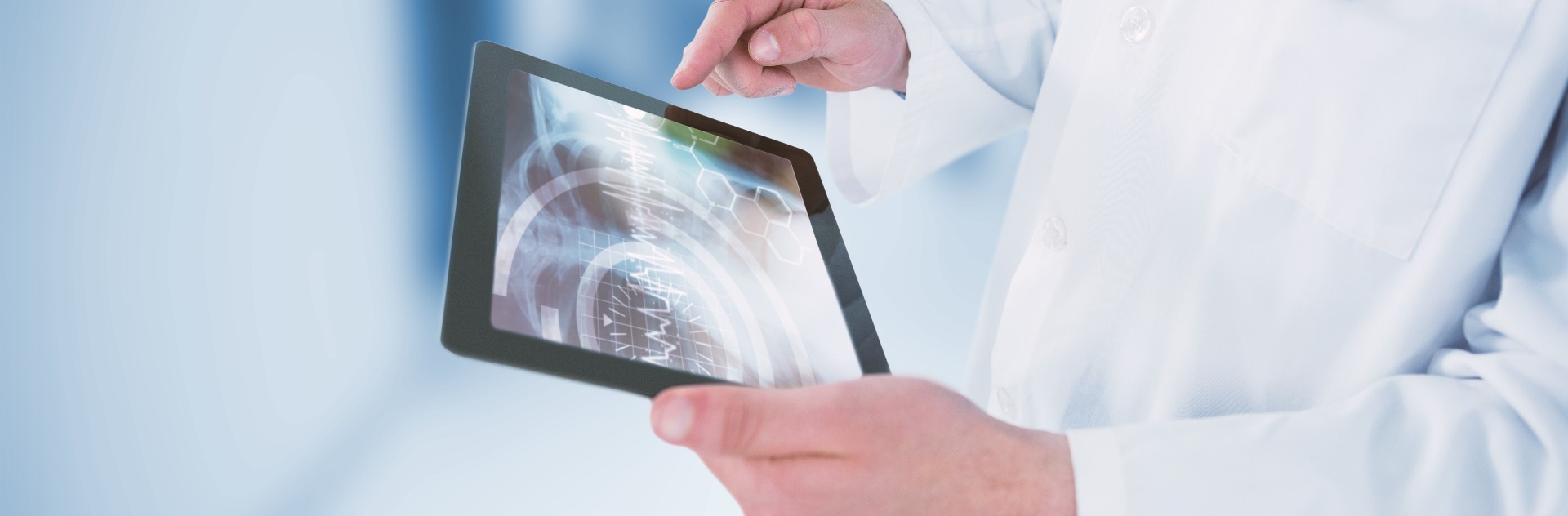 Dentiste avec une tablette dans les mains