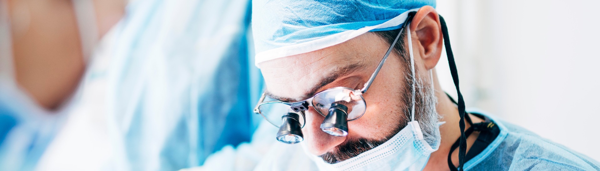 dentiste avec lunettes loupes