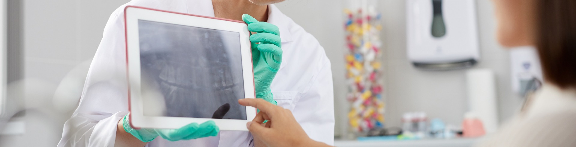 Dentiste avec une tablette dans les mains