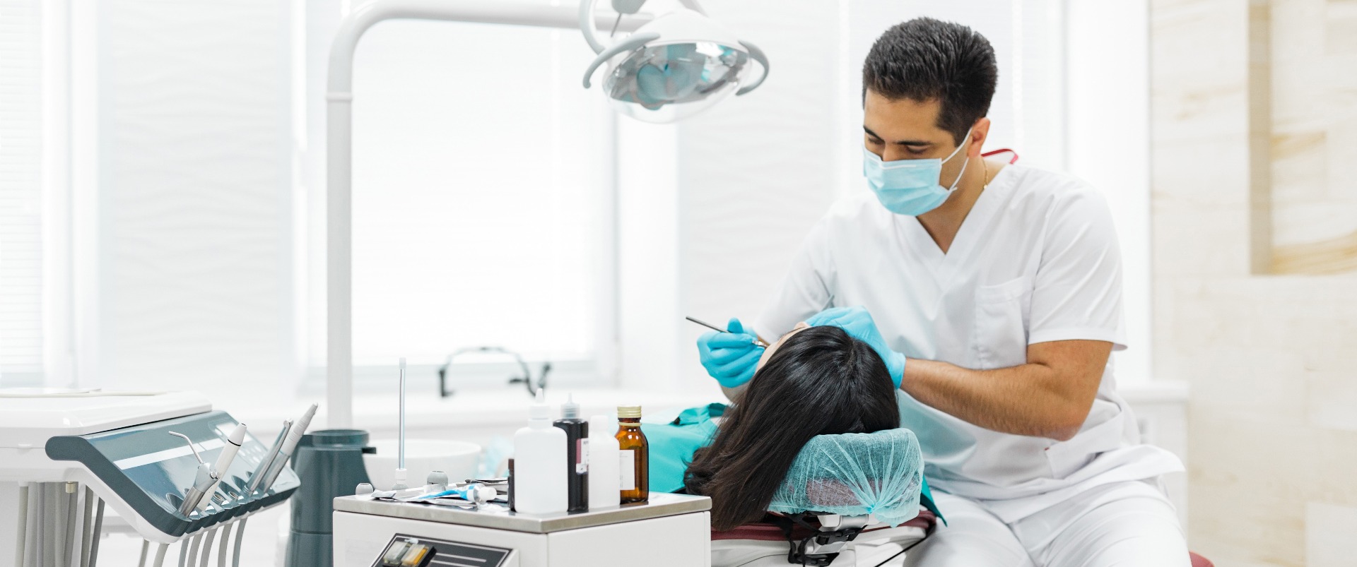 Dentiste masculin avec un patient dans un fauteuil