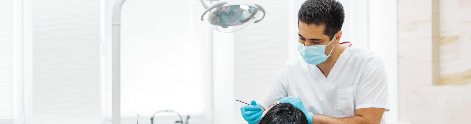 dentiste avec masque buccal