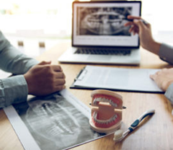 dents sur le bureau chez le dentiste