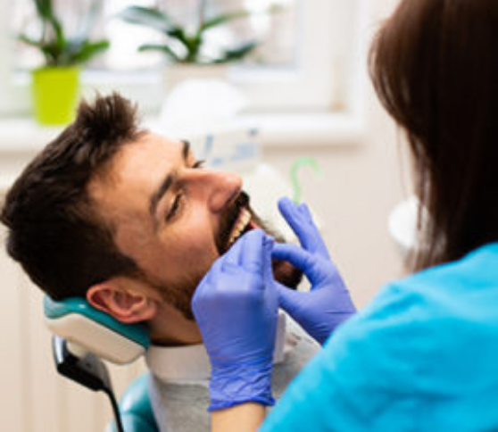 Dentiste travaillant dans la bouche d un patient - anesthésie non injectable