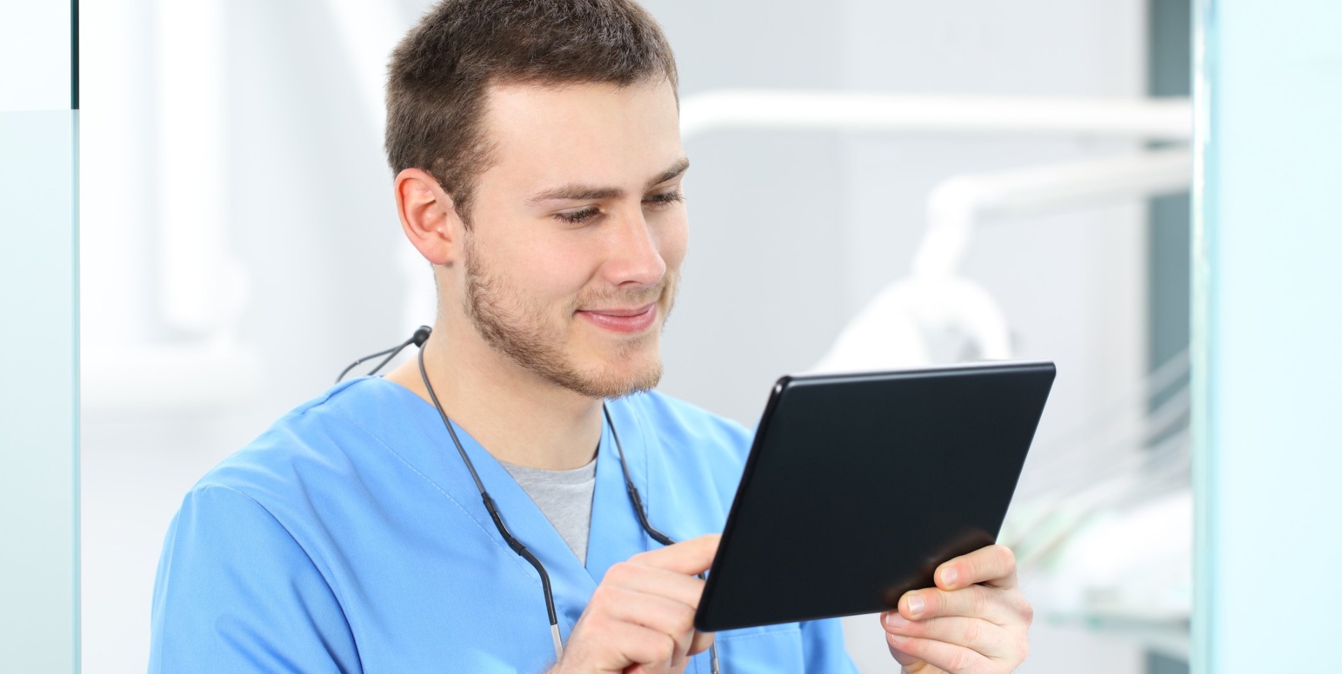 Dentiste avec ipad en main