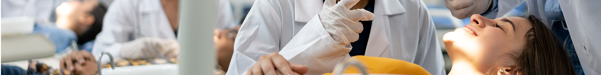 Patient souriant et des mains du dentiste