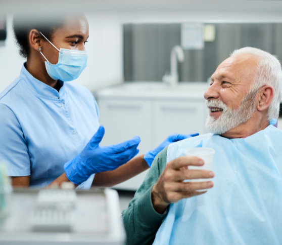 patient senior et dentiste