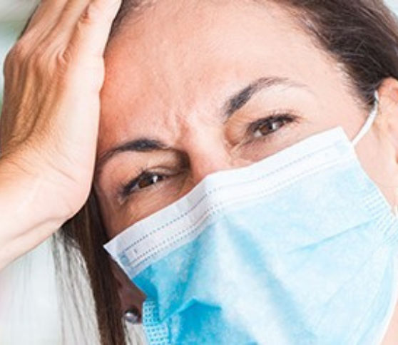 Patient avec les mains dans les cheveux