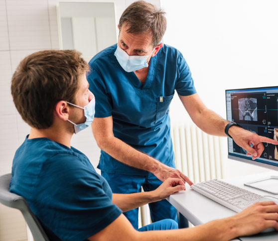 dentistes masculins devant un ordinateur